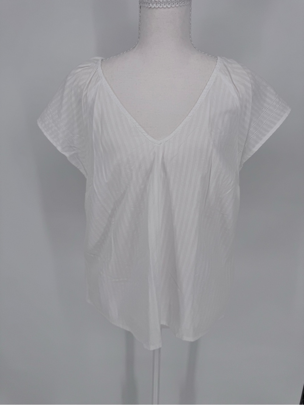 NWT Universal Thread White Textured V-Neck Flutter Sleeve Blouse Cottagecore